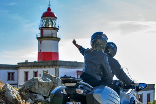 Touristen mit dem Motorrad auf der Leuchtturm-Route in Galicien