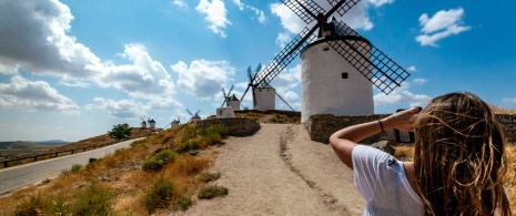 Ragazza che fotografa i mulini a vento a Consuegra, Toledo