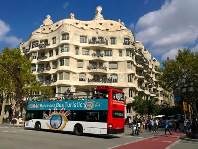 حافلة سياحية أمام بيدريرا 