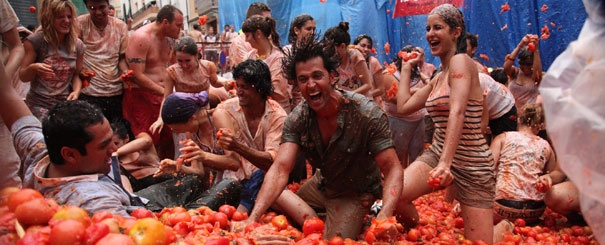 مهرجان التراشق بالطماطم. لقد تم تصوير سلسلة من مشاهد الفيلم “Zindagi Na Milegi Dobara” (نعيش فقط مرة واحدة) في إسبانيا. 