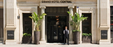 バルセロナ、グラン・ホテル・セントラルの入り口 © Gran Hotel Central