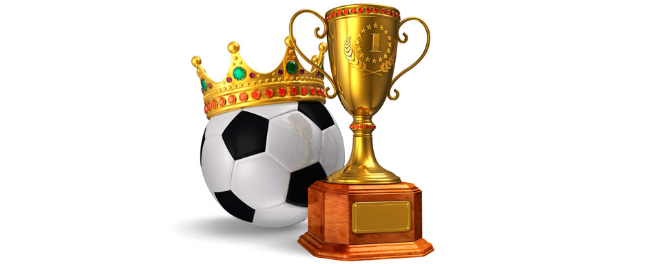 Кубок победителя и футбольный мяч с короной