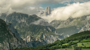 Vista del Naranjo de Bulnes en los Picos de Europa, Asturias