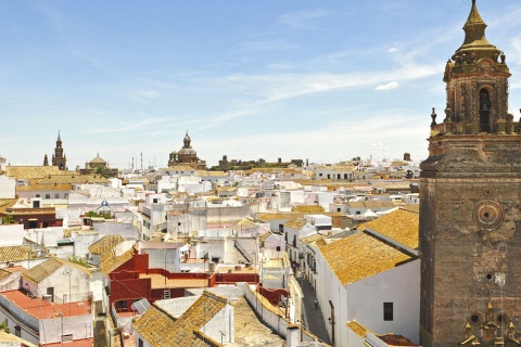 A torre da Igreja de São Bartolomeu preside a vista panorâmica de Carmona (Sevilha, Andaluzia)