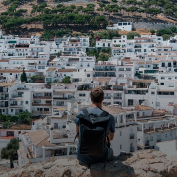 Turista apreciando a vista do povoado de Mijas, em Málaga, Andaluzia