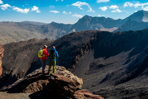 Wędrowcy w górach Sierra Nevada w Grenadzie, Andaluzja, Hiszpania