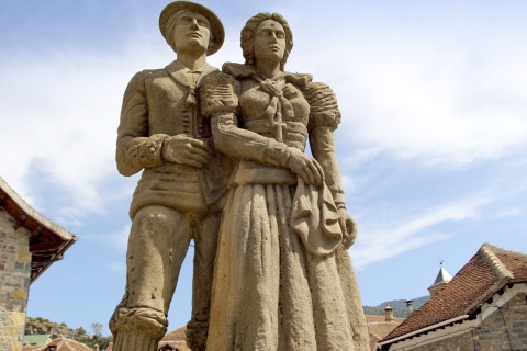 Skulptur zu Ehren der Chesco-Tracht in Hecho (Huesca, Aragonien)