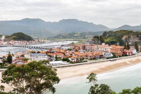 Panoramablick auf Ribadesella in Asturien