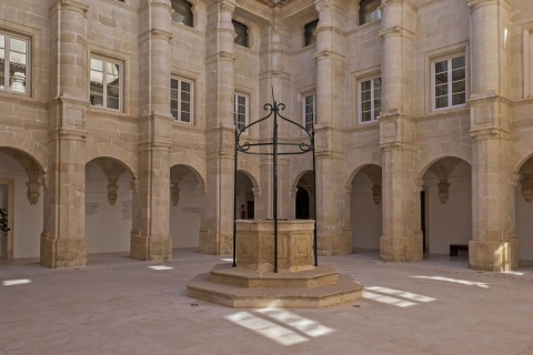  Patio del Museo de Menorca. Maó