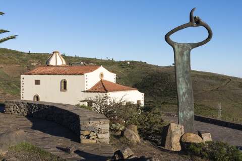 Denkmal zu Ehren der Pfeifsprache und Kirche San Francisco in Chipude (La Gomera, Kanarische Inseln)