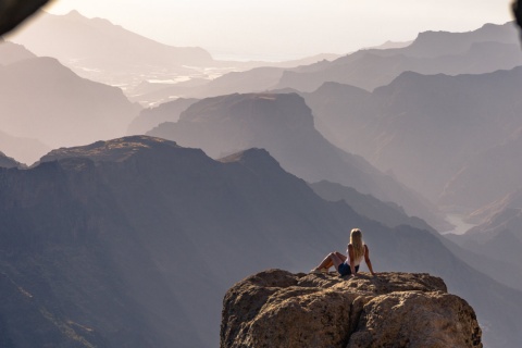 Mulher admirando a paisagem nas proximidades do Roque Nublo, em Gran Canaria, Ilhas Canárias