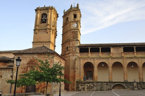 Церковь Святой Троицы и башня Эль-Тардон в Алькарасе (Альбасете, Кастилия—Ла-Манча).