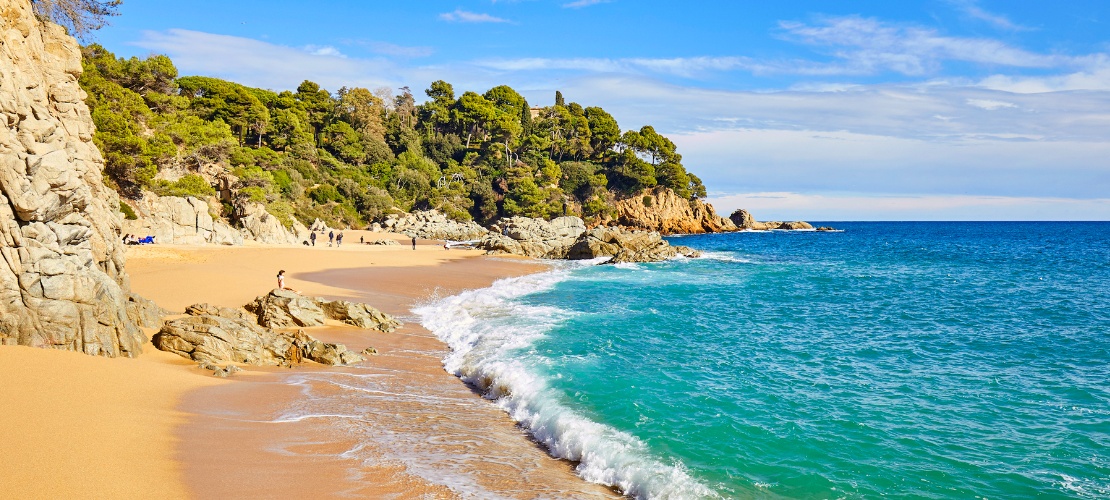 Veduta della spiaggia di Sa Boadella di Lloret de Mar, Girona, Catalogna
