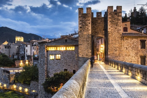 Veduta di Besalú (Girona, Catalogna) dal suo castello