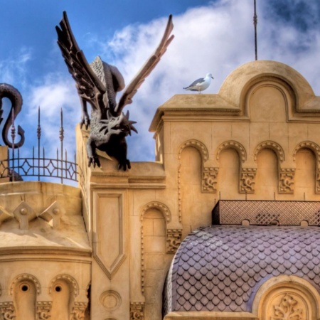 Ausschnitt eins Hausdachs mit Drachenfiguren, Ceuta