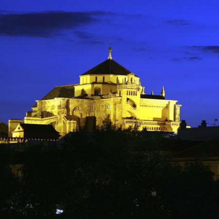 La mosquée-cathédrale de Cordoue vue de nuit
