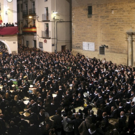 „Rompida de la hora“, Beginn des Trommelzugs während der Karwoche in Albalate del Arzobispo (Teruel, Aragonien)