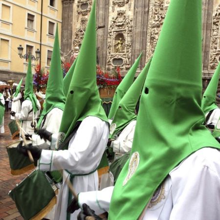 Confrades e Igreja de Santa Isabel na Semana Santa de Zaragoza