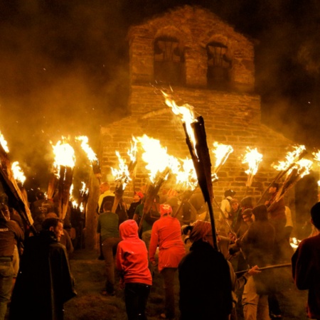 Festas do fogo do solstício de verão nos Pireneus. Vall de Boí (Lleida)