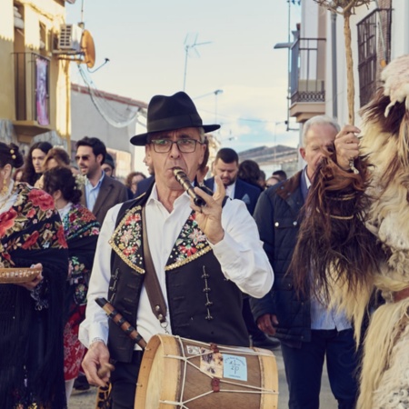 カセレス県アセウチェで行われるカラントーニャスのパレード
