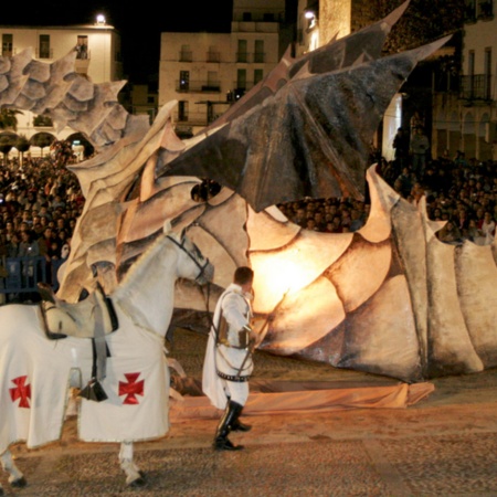 “Queima do dragão” na plaza Mayor. Festa de São Jorge