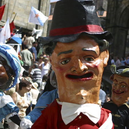 Parada postaci o wielkich głowach podczas Święta Wniebowstąpienia w Santiago de Compostela
