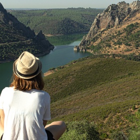 Joven contemplando la vista del río Tajo a su paso por el Parque Nacional de Monfragüe Joven contemplando la vista del río Tajo a su paso por el Parque Nacional de Monfragüe