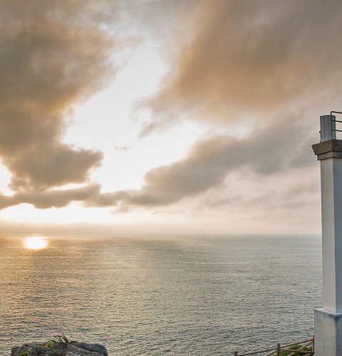 Blick auf die Biskaya von der Küste von Dexo mit dem Herkules-Turm am Horizont. Coruña