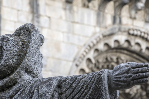 Nahaufnahme der Pilger-Statue in Portomarín, Lugo (Galicien)