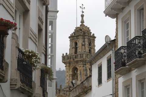 Veduta della cattedrale tra le vie di Mondoñedo (Lugo, Galizia)