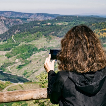 Un turista cattura il paesaggio da un belvedere della Ribeira Sacra