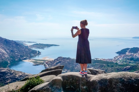 Turysta na punkcie widokowym Ézaro de Dumbría w A Coruña, Galicja