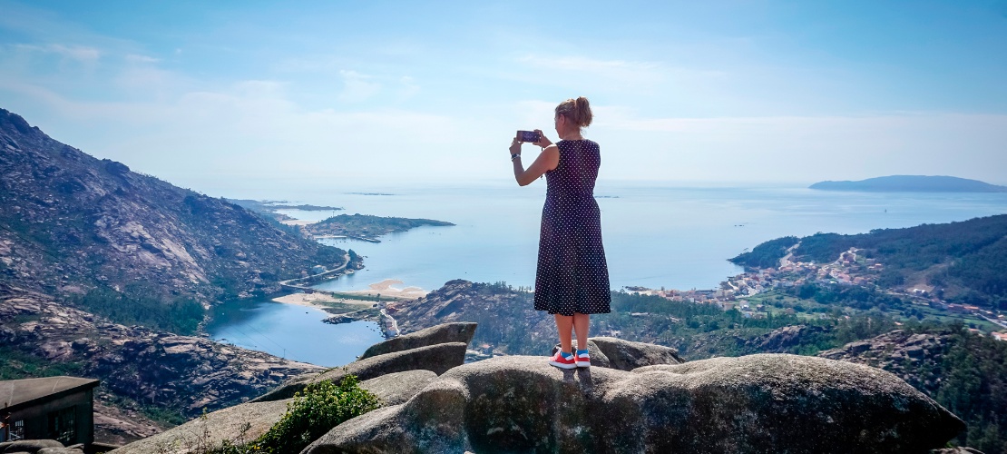 Turista en el mirador de Ézaro de Dumbría en A Coruña, Galicia