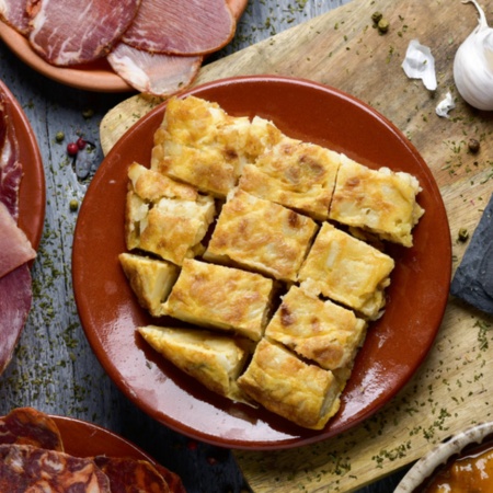 Jamón ibérico e tortilla de patatas, pratos típicos da comida espanhola.