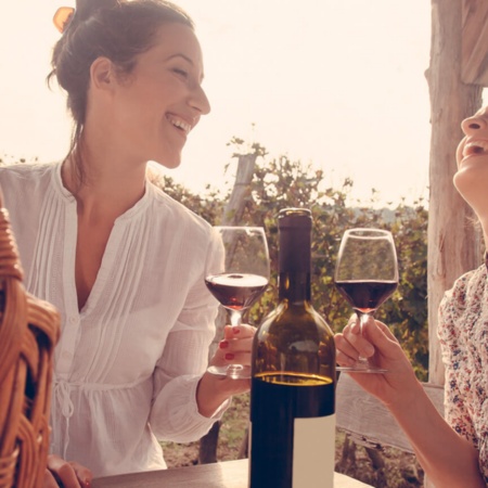 Dos mujeres jovenes bebiendo vino
