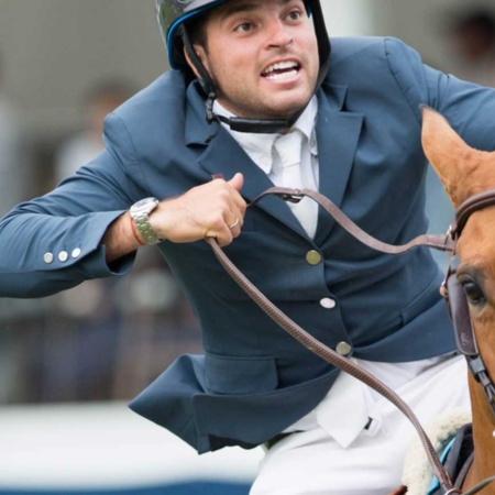 Pferd und sein Jockey bei einem Rennen auf der Pferderennbahn in Madrid