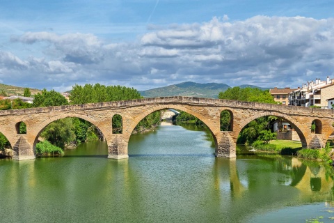Puente romano sobre el río Arga en Puente La Reina. Navarra