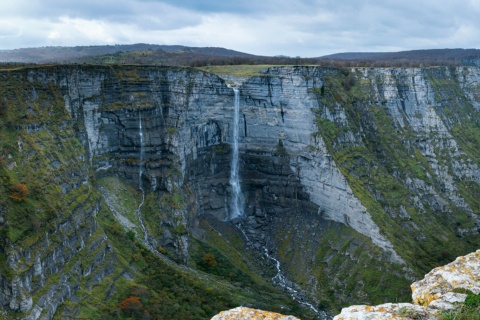 Widok na wodospad Salto del Nervión, w pomniku przyrody Monte Santiago, Álava, Kraj Basków