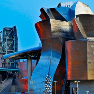 Widok zewnętrzny Muzeum Guggenheima w Bilbao