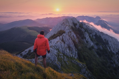  Turysta na górze Anboto na Obszarze Chronionego Krajobrazu Urkiola, Kraj Basków