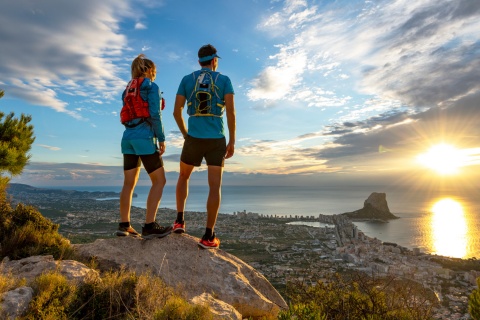 Para podziwiająca panoramę na Calpe w prowincji Alicante, Wspólnota Walencka