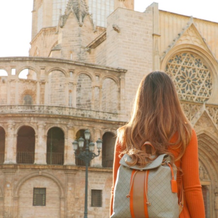 Junge Frau betrachtet die Kathedrale von Valencia