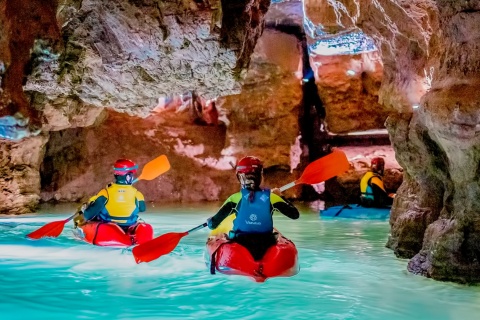 カステジョン県ラ・バイ・ドゥイショーにあるサン・ジュゼップ洞窟で洞窟カヤックを楽しむ観光客