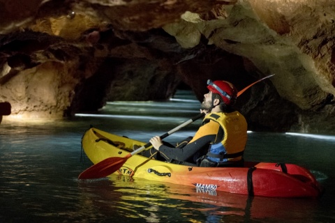 Turista praticando “espeleo-caiaque” nas cavernas de Sant Josep de La Vall d