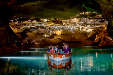 Туристы осматривают пещеры Сан-Хосе в Валь-д