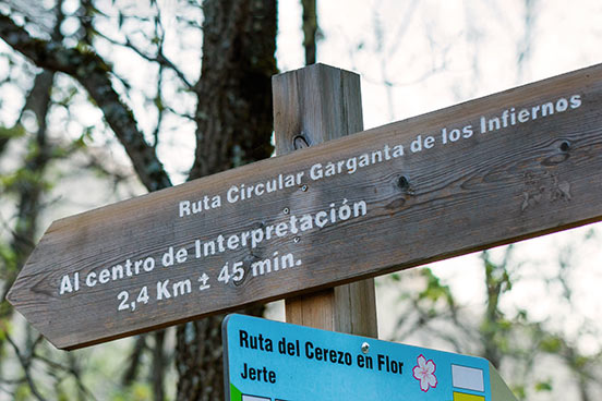  Schild der Route der Garganta de los Infiernos in Cáceres, Extremadura