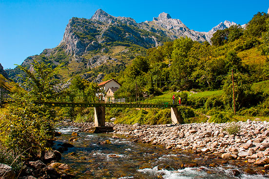 Der Fluss Cares im Verlauf durch Posada de Valdeón. Picos de Europa, Asturien