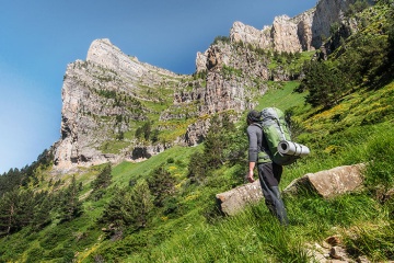 Senderista en el Parque Nacional de Ordesa y Monte Perdido en Huesca, Aragón