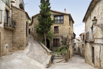 Straße im Zentrum von Calaceite (Teruel, Aragonien)