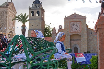 Niñas vestidas con traje regional en la fiesta de Mondas, en Talavera de la Reina (Toledo, Castilla-La Mancha)